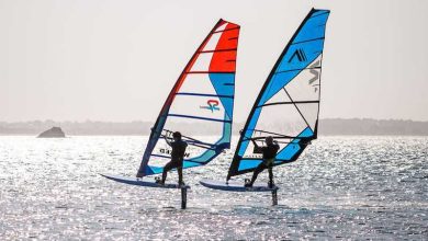 deux individus en action en foil windsurf